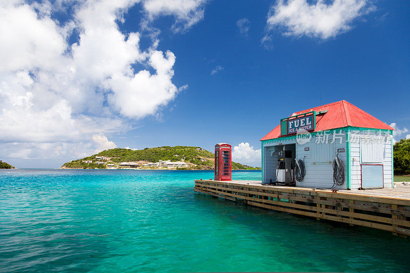 英属维尔京群岛Marina Cay的红色电话亭和燃料码头